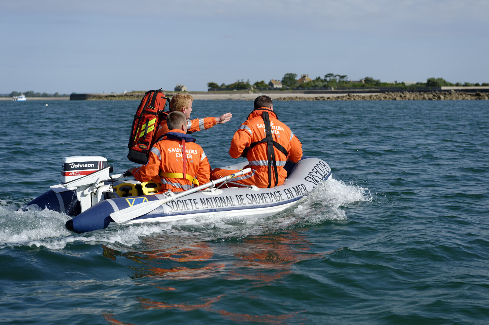 La société nationale de sauvetage en mer est une des expressions les plus abouties de la solidarité des gens de mer face aux drames et accidents maritimes à proximité de nos côtes.La SNSM actuelle est née en 1967, mais depuis plus d'un siècle et demi, des bénévoles issus du monde maritime professionnel et, de plus en plus désormais, d'autres milieux s'investissent localement pour apporter une aide irremplaçable aux usagers de la mer. Association reconnue d'utilité publique dont la mission première est le sauvetage des personnes en danger en mer, la SNSM exerce trois types d'activités : le sauvetage en mer proprement dit, la formation des nageurs sauveteurs saisonniers et la prévention des risques nautiques.Nous avons coutume de dire de nos équipages qu'ils donnent tout et ne prennent rien..sauf les risquesXavier de la Gorce , Président de la SNSM