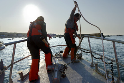La station est idéalement située à la pointe du nord Cotentin sur la commune d'Auderville.Située aux abords du Raz Blanchard , à 10 miles nautique d'Aurigny et des Iles Anglo-Normandes, le rayon d'action de la station est vaste et se situe de la pointe de Flamanville coté ouest jusqu'au cap Lévy dans l'est.L'abri a une architecture unique en France et sa spécificité réside sur le fait que l'ensemble canot chariot (soit presque 30 tonnes au total ) pivote sur un axe d'une cale à l'autre afin d'être opérationnel  24 heures sur 24 et 365 jours par an quelque soit la marée et les conditions météorologiques.