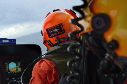 Particulièrement visibles et reconnaissables, les EC 145 de la sécurité civile sont rouge et jaune et ont pour indicatif radio leur nom de famille Dragon, suivi du numéro de département dans lequel ils sont stationnés. Le positionnement de Dragon 50, basé à Granville, à l'ouvert de la Baie du Mont-Saint-Michel ne doit rien au hasard. Il constitue en effet un élément central du dispositif mis en oeuvre pour sécuriser la Baie face aux dangers que représentent ses célèbres mais redoutables marées. Chaque année, plusieurs dizaines de personnes, promeneurs ou pêcheurs à pieds, lui doivent d'avoir été tirées d'un très mauvais pas, voire sauvées d'une mort certaine.