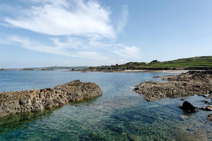 A l’ouest du Cotentin (Manche), la Hague est une terre de contrastes et de lumières, une région sauvage et préservée. Le mot Hague est un ancien terme dialectal normand. Il est issu du vieux norois qui signifie «enclos, terrain clos».La Hague présente un littoral varié : falaises abruptes (entre Urville-Nacqueville et Omonville-la-Rogue, et entre Auderville et Vauville), au pied desquelles se trouve une succession de baies, grandes plages (Urville-Nacqueville et à Vauville), d'îlots et platiers rocheux (cap de la Hague,pointe de Jardeheu..), des massifs dunaires (Biville), des grèves de galets (Anse Saint-Martin), des marais arrière-littoraux (Mare de Vauville) et des vallons boisés (Hubiland, Sabine…). La côte est également agrémentée de petits ports (Goury, le Houguet, Port Racine, Port du Hâble…) et de mouillages.La péninsule haguaise est principalement un pays de landes et de bocage, à l'intérieur des terres, formées de fougères, bruyères, genêts et ajoncs.