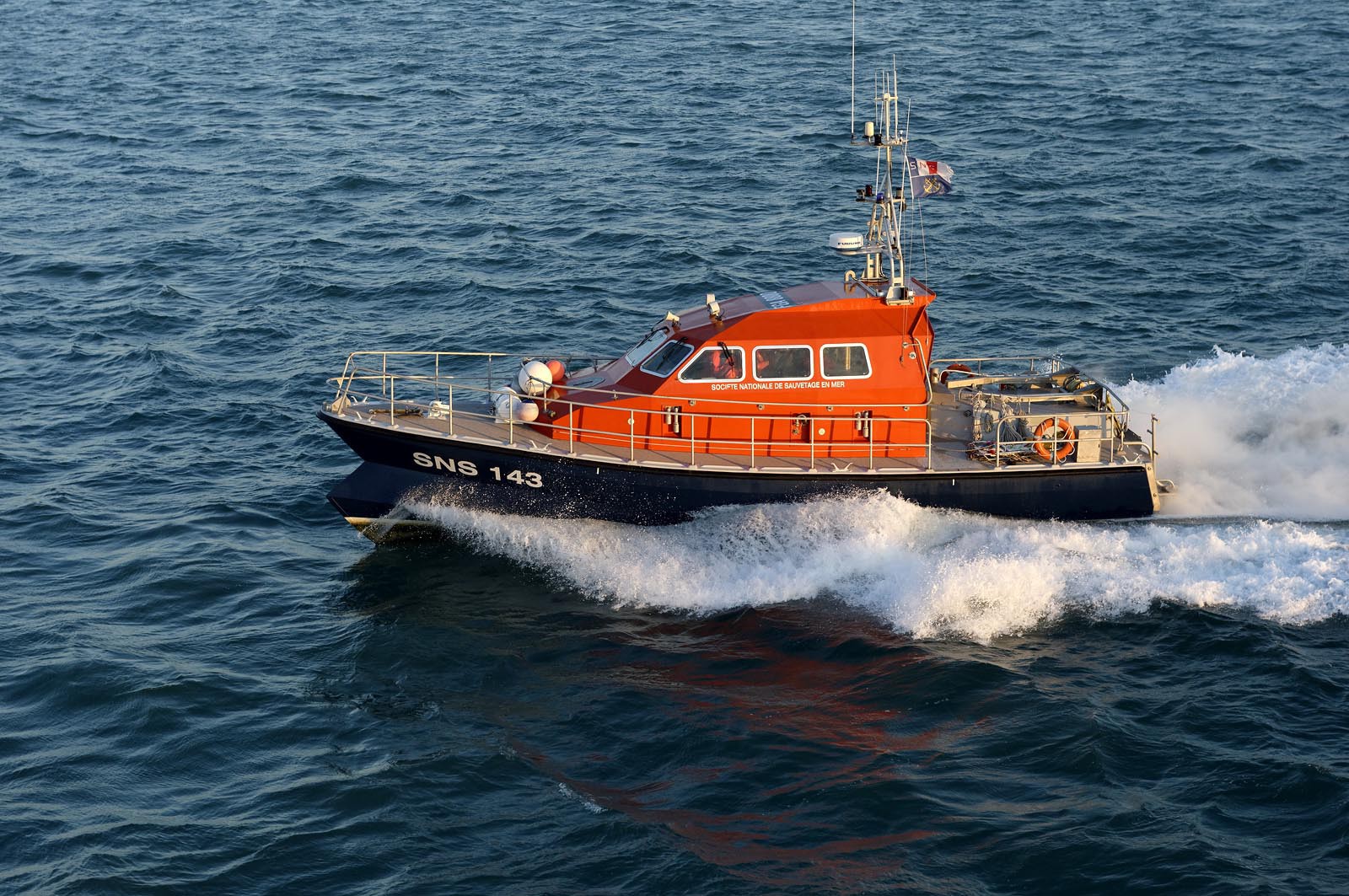 La société nationale de sauvetage en mer est une des expressions les plus abouties de la solidarité des gens de mer face aux drames et accidents maritimes à proximité de nos côtes.La SNSM actuelle est née en 1967, mais depuis plus d'un siècle et demi, des bénévoles issus du monde maritime professionnel et, de plus en plus désormais, d'autres milieux s'investissent localement pour apporter une aide irremplaçable aux usagers de la mer. Association reconnue d'utilité publique dont la mission première est le sauvetage des personnes en danger en mer, la SNSM exerce trois types d'activités : le sauvetage en mer proprement dit, la formation des nageurs sauveteurs saisonniers et la prévention des risques nautiques.Nous avons coutume de dire de nos équipages qu'ils donnent tout et ne prennent rien..sauf les risquesXavier de la Gorce , Président de la SNSM