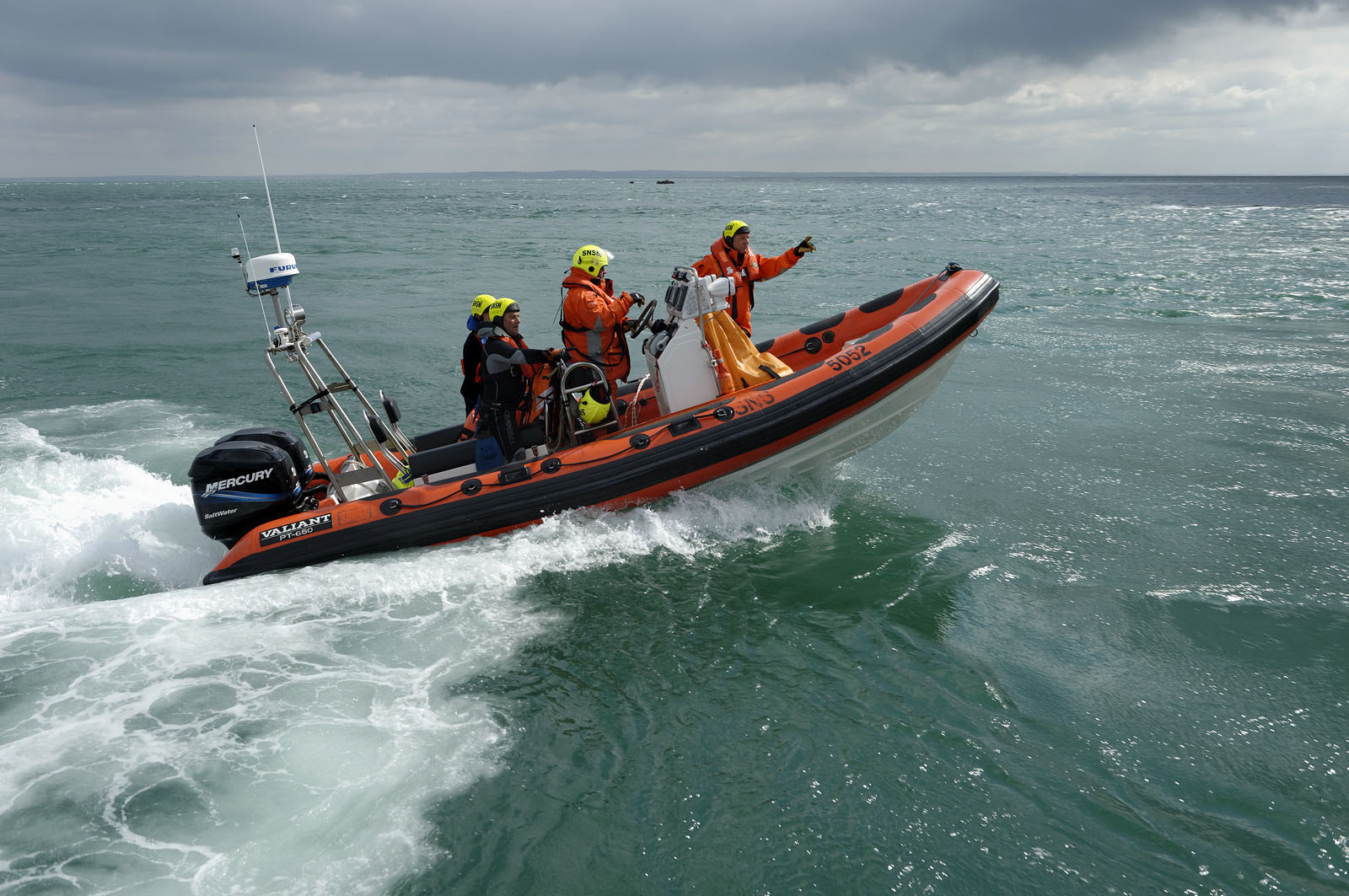 La société nationale de sauvetage en mer est une des expressions les plus abouties de la solidarité des gens de mer face aux drames et accidents maritimes à proximité de nos côtes.La SNSM actuelle est née en 1967, mais depuis plus d'un siècle et demi, des bénévoles issus du monde maritime professionnel et, de plus en plus désormais, d'autres milieux s'investissent localement pour apporter une aide irremplaçable aux usagers de la mer. Association reconnue d'utilité publique dont la mission première est le sauvetage des personnes en danger en mer, la SNSM exerce trois types d'activités : le sauvetage en mer proprement dit, la formation des nageurs sauveteurs saisonniers et la prévention des risques nautiques.Nous avons coutume de dire de nos équipages qu'ils donnent tout et ne prennent rien..sauf les risquesXavier de la Gorce , Président de la SNSM