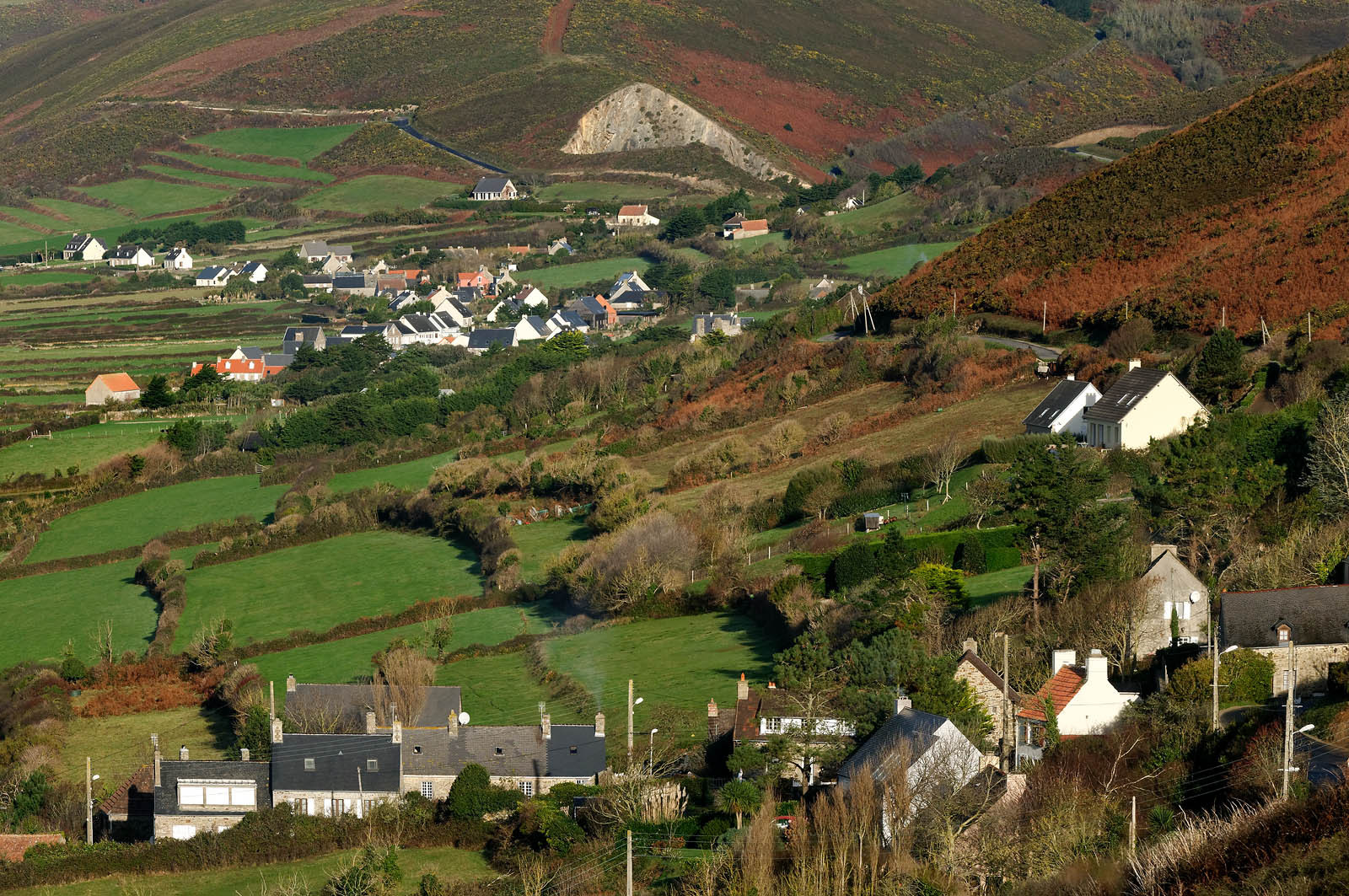 Le village de Vauville fait partie des sites classés de la Hague, Cap Cotentin. Les Pierres Pouquelées, galerie néolithique, sont un témoignage de l'Antiquité.La mare de Vauville est une réserve naturelle. Créée en 1976 c'est l'une des 135 réserves naturelles de France. Géré par le Groupe Ornithologique Normand depuis 1983, c'est un marais d'eau douce protégé de la mer par un étroit cordon dunaire. La mare de Vauville fait 62 ha, il y a plus de 150 espèces d'oiseaux ainsi que de 350 plantes et 16 espèces de batraciens.Un édifice autrefois religieux domine le village. C'est le prieuré de Vauville construit dans les landes, sur le haut d'une colline.Créé par Eric et Nicole Pellerin en 1947, l'exceptionnel jardin botanique du château de Vauville occupe plus de 40 000 m2. Abritant plus de 1000 espèces de l'hémisphère austral, le jardin entoure le château de Vauville dans une ambiance subtropicale tout à fait surprenante.