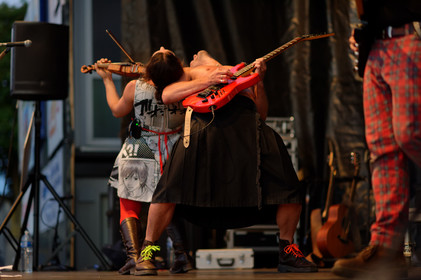 The ShoepolishersLes cireurs de pompe, dans la langue de Molière, n'en sont pas à leur coup d'essai. Avec pas moins de quatre albums dont un double live et un DVD vendu à plus de 10 000 exemplaires à leur actif, les Shoepolishers ont usé leurs savates sur une ribambelle de scènes et de festivals qu'ils ont peine à dénombrer. Leur musique, savant mélange folk rock agrémenté de consonances celtiques aux paroles un brin délirantes, constitue une invitation pour Blairoland. Ce monde fictif, peuplé de farfelus personnages dans un imaginaire conçu de toutes pièces, répand une énergie aussi électrisante que contagieuse sur scène. (http:  www.shoepolishers.fr)