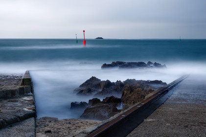 GouryA l’ouest du Cotentin (Manche), la Hague est une terre de contrastes et de lumières, une région sauvage et préservée. Le mot Hague est un ancien terme dialectal normand. Il est issu du vieux norois qui signifie «enclos, terrain clos».La Hague présente un littoral varié : falaises abruptes (entre Urville-Nacqueville et Omonville-la-Rogue, et entre Auderville et Vauville), au pied desquelles se trouve une succession de baies, grandes plages (Urville-Nacqueville et à Vauville), d'îlots et platiers rocheux (cap de la Hague,pointe de Jardeheu..), des massifs dunaires (Biville), des grèves de galets (Anse Saint-Martin), des marais arrière-littoraux (Mare de Vauville) et des vallons boisés (Hubiland, Sabine…). La côte est également agrémentée de petits ports (Goury, le Houguet, Port Racine, Port du Hâble…) et de mouillages.La péninsule haguaise est principalement un pays de landes et de bocage, à l'intérieur des terres, formées de fougères, bruyères, genêts et ajoncs.
