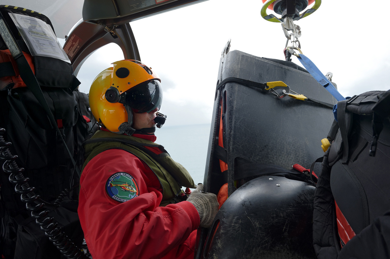 Particulièrement visibles et reconnaissables, les EC 145 de la sécurité civile sont rouge et jaune et ont pour indicatif radio leur nom de famille Dragon, suivi du numéro de département dans lequel ils sont stationnés. Le positionnement de Dragon 50, basé à Granville, à l'ouvert de la Baie du Mont-Saint-Michel ne doit rien au hasard. Il constitue en effet un élément central du dispositif mis en oeuvre pour sécuriser la Baie face aux dangers que représentent ses célèbres mais redoutables marées. Chaque année, plusieurs dizaines de personnes, promeneurs ou pêcheurs à pieds, lui doivent d'avoir été tirées d'un très mauvais pas, voire sauvées d'une mort certaine.