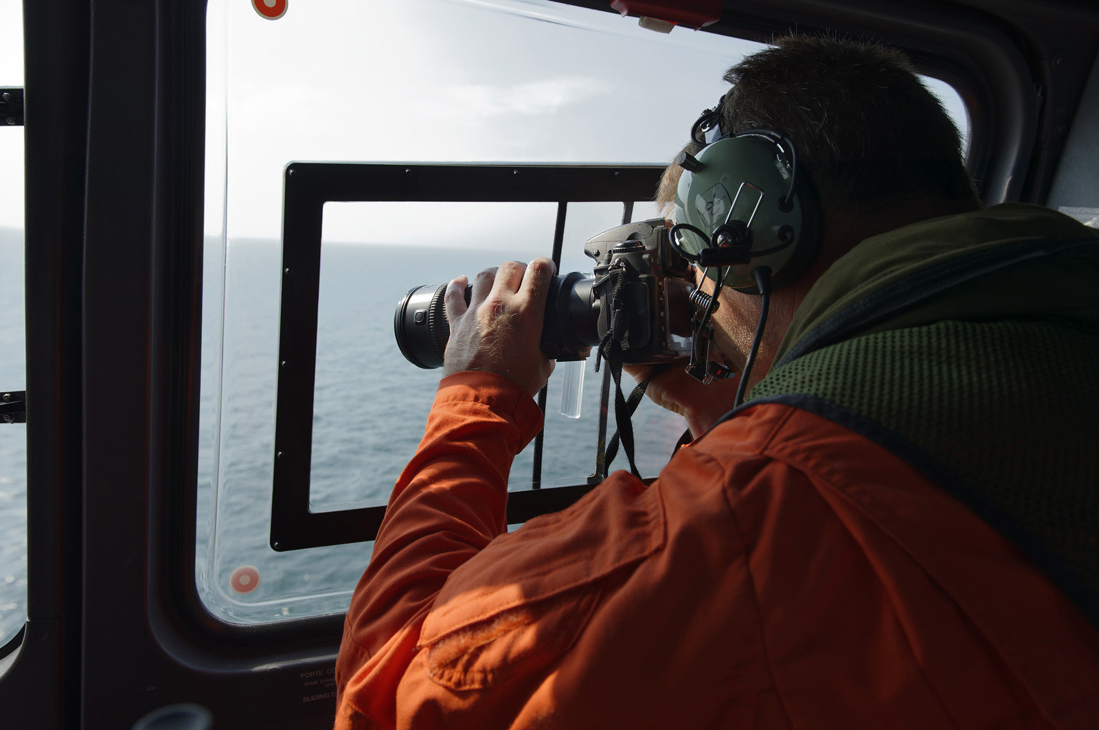 Outre les missions de surveillance générale, ces hélicoptères (EC 135) assurent le guidage des unités nautiques lors des opérations de contrôle ou d'interception. Avec leurs caméras thermiques et infra-rouge, ils sont en effet redoutables pour localiser, identifier et suivre un navire suspect, de jour comme de nuit et en toute discrétion.