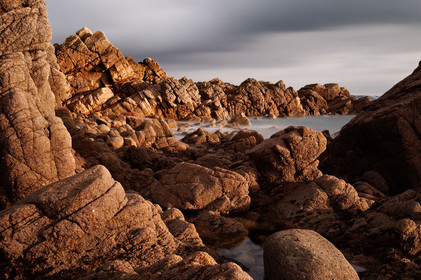 A l’ouest du Cotentin (Manche), la Hague est une terre de contrastes et de lumières, une région sauvage et préservée. Le mot Hague est un ancien terme dialectal normand. Il est issu du vieux norois qui signifie «enclos, terrain clos».La Hague présente un littoral varié : falaises abruptes (entre Urville-Nacqueville et Omonville-la-Rogue, et entre Auderville et Vauville), au pied desquelles se trouve une succession de baies, grandes plages (Urville-Nacqueville et à Vauville), d'îlots et platiers rocheux (cap de la Hague,pointe de Jardeheu..), des massifs dunaires (Biville), des grèves de galets (Anse Saint-Martin), des marais arrière-littoraux (Mare de Vauville) et des vallons boisés (Hubiland, Sabine…). La côte est également agrémentée de petits ports (Goury, le Houguet, Port Racine, Port du Hâble…) et de mouillages.La péninsule haguaise est principalement un pays de landes et de bocage, à l'intérieur des terres, formées de fougères, bruyères, genêts et ajoncs.