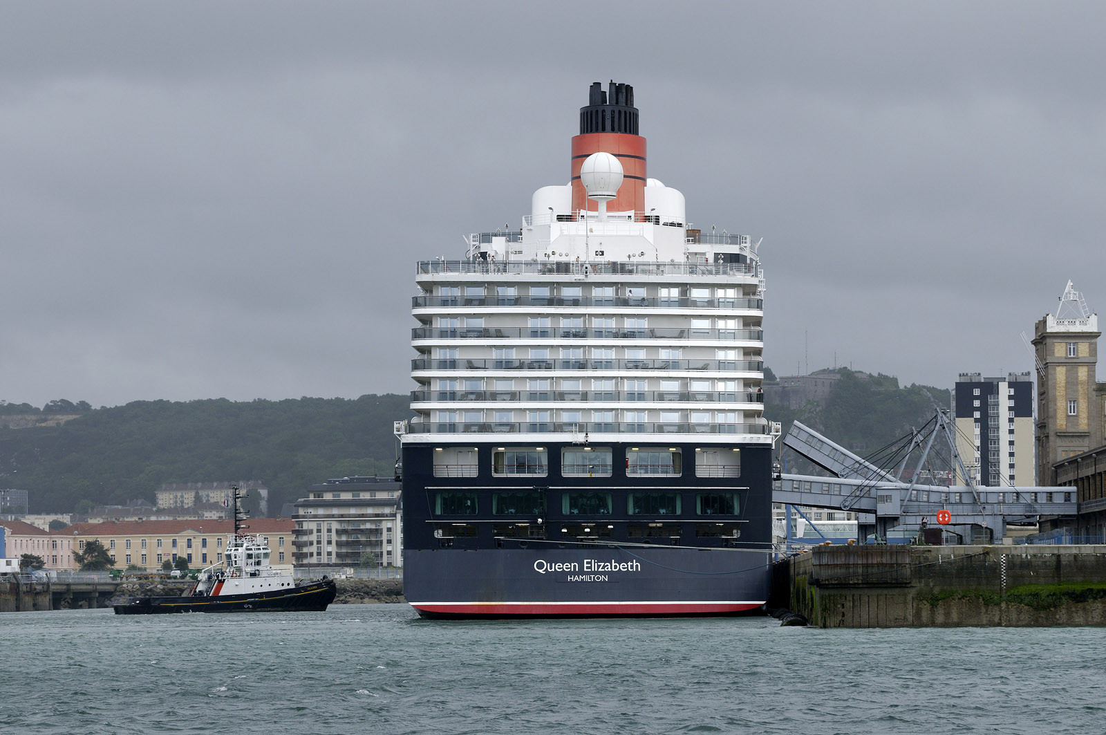 Une manoeuvre réussie est une catastrophe évitée de justesse dit-on.Une formule sans doute excessive mais qui a le mérite de maintenir à l'esprit de chacun qu'il n'existe pas de routine quand il s'agit de manoeuvrer des géants de plusieurs dizaines de milliers de tonnes dans les écluses et les bassins portuaires avec une précision de l'ordre du mètre. Tout l'art du pilote, fin connaisseur des lieux et de leurs pièges, est d'appréhender rapidement le comportement et les capacités manoeuvrières d'un navire inconnu. C'est à lui en effet qu'il appartient de conseiller le pacha pour la bonne réalisation de ce qui reste l'une des phases les plus délicates de l'expédition maritime : l'entrée en port puis l'accostage.