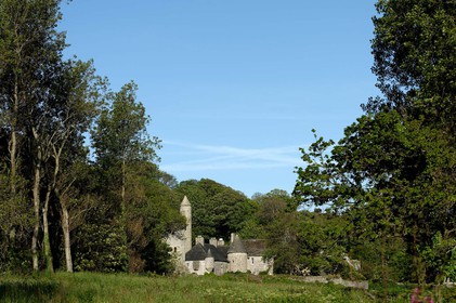 Le manoir du Dur Ecu est situé sur la commune d'Urville-Nacqueville (Manche).La légende attribue son nom à un épisode guerrier au cours duquel Guillaume le Conquérant aurait eu la vie sauvée par Robert Le Fort qui le protégea de son bouclier (on disait alors un écu).