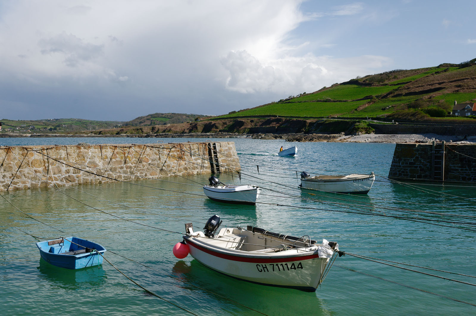 Port Racine est sans nul doute le plus pittoresque des ports de la Hague, situé à Saint-Germain-des-Vaux, il est réputé pour être le plus petit de France avec une surface de 800m2 et une ouverture entre les deux jetées de 11m.Port Racine porte le nom d'un des derniers corsaires qui sévissaient sous Napoléon, le capitaine François-Médard Racine (1774-1817).