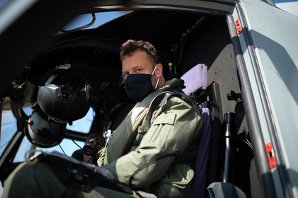L’hélicoptère de la Marine nationale, stationné à Maupertus, est sur le qui-vive chaque jour de l’année. Son équipage est préparé à venir au secours des marins, des plaisanciers et des promeneurs imprudents. Cet exercice a été mené en étroite collaboration avec la vedette Les Trois Grunes de la SNSM de Barneville-Carteret (Cotentin).(Reportage réalisé pour Ouest-France)