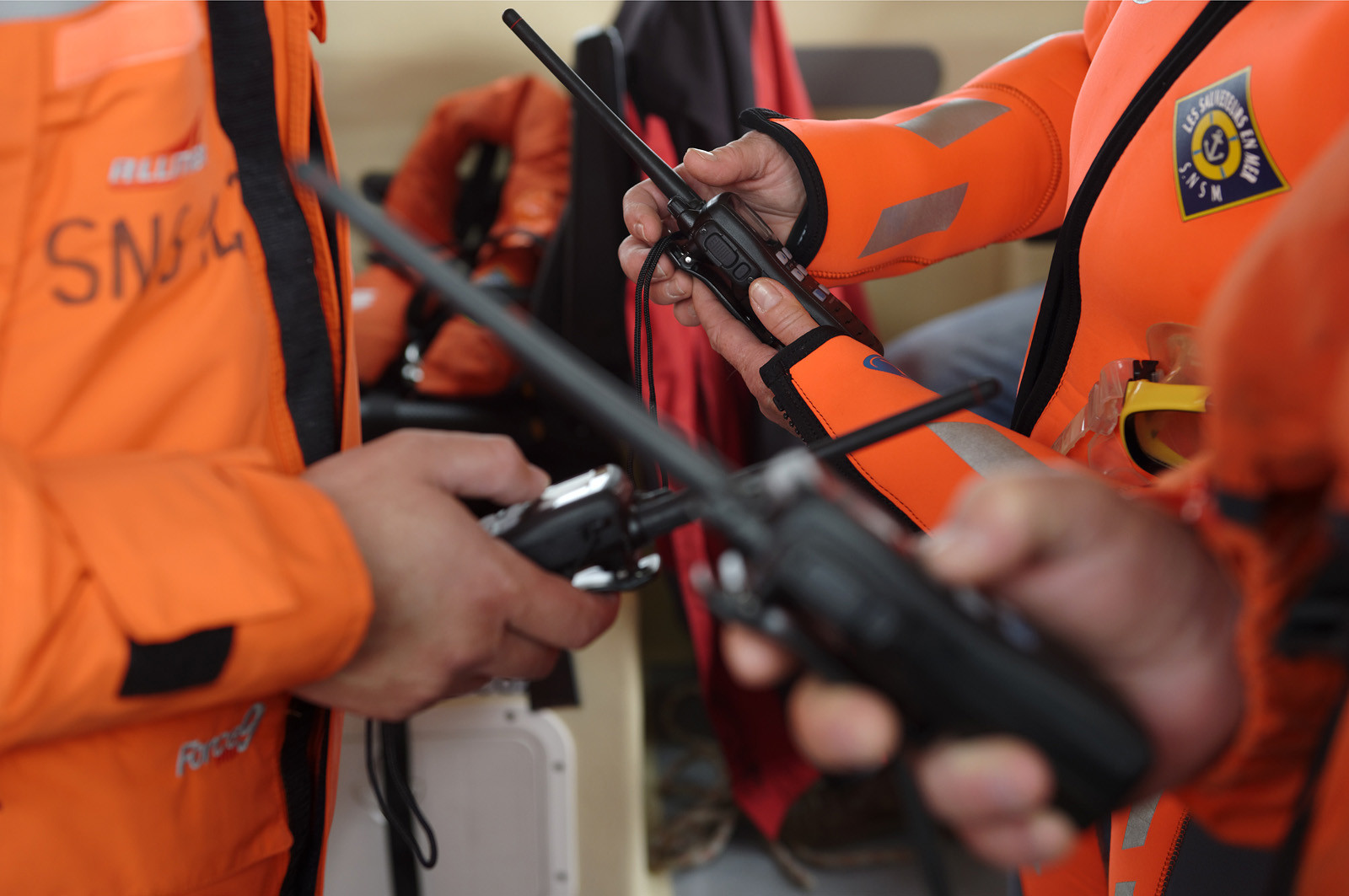 La société nationale de sauvetage en mer est une des expressions les plus abouties de la solidarité des gens de mer face aux drames et accidents maritimes à proximité de nos côtes.La SNSM actuelle est née en 1967, mais depuis plus d'un siècle et demi, des bénévoles issus du monde maritime professionnel et, de plus en plus désormais, d'autres milieux s'investissent localement pour apporter une aide irremplaçable aux usagers de la mer. Association reconnue d'utilité publique dont la mission première est le sauvetage des personnes en danger en mer, la SNSM exerce trois types d'activités : le sauvetage en mer proprement dit, la formation des nageurs sauveteurs saisonniers et la prévention des risques nautiques.Nous avons coutume de dire de nos équipages qu'ils donnent tout et ne prennent rien..sauf les risquesXavier de la Gorce , Président de la SNSM