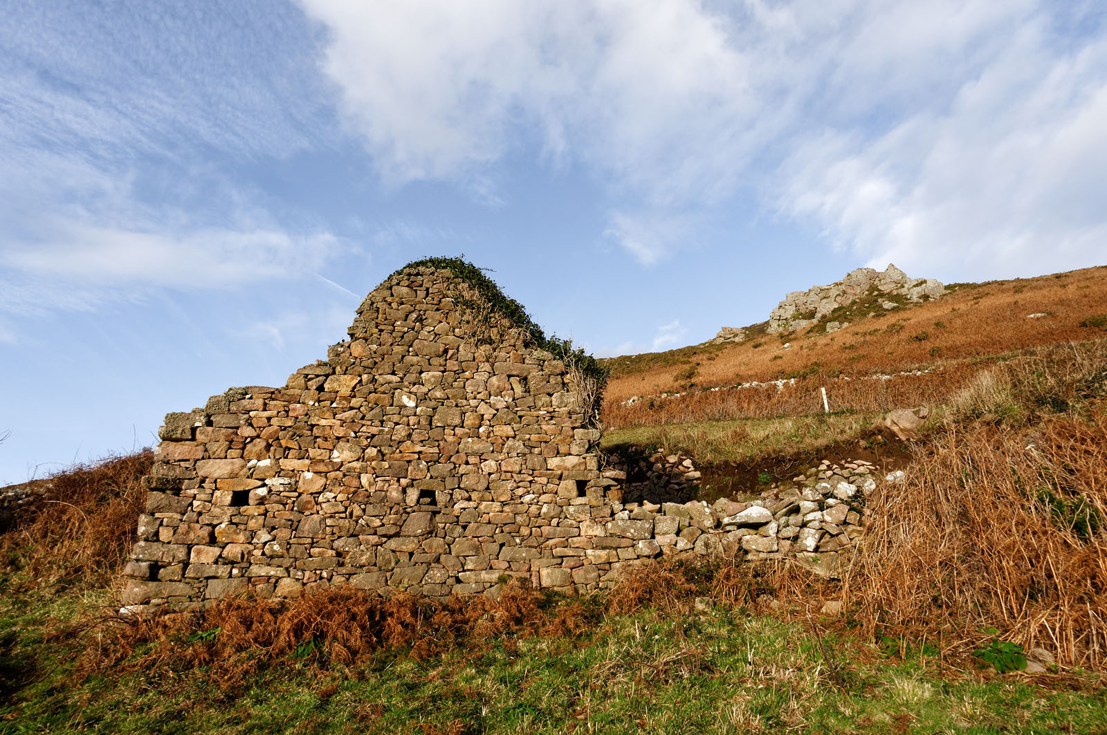 Cette baie bien abritée est une plage de galets et de sable fin, et tire son nom des moulins qui existaient autrefois dans la vallée qui la surplombe (écailler le grain). Les roches de l'anse de Cul Rond figurent parmi les plus anciennes de France : plus de 2 milliards d'années.