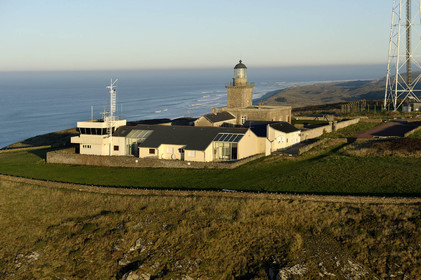 Sémaphore de Barneville-CarteretL'implantation des sémaphores en des points remarquables de la côte et leurs capacités opérationnelles de veille optique et radar les conduisent tout naturellement à participer activement à des missions plus générales relevant de la fonction de garde-côte.Au quotidien, les sémaphores restent un lien direct et simple entre les navigateurs côtiers, plaisanciers comme professionnels, et la terre. Leur présence rassure et ils sont en permanence sollicités pour des informations de toutes natures ou des précisions quant aux prévisions météorologiques locales.