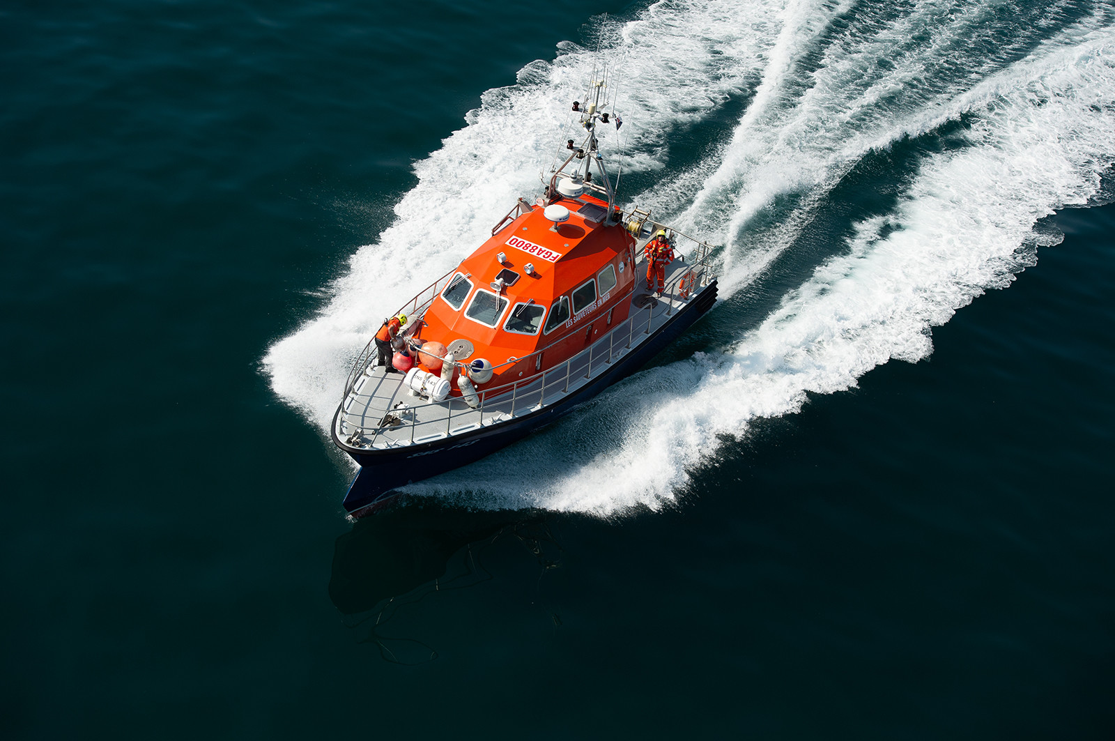 L’hélicoptère de la Marine nationale, stationné à Maupertus, est sur le qui-vive chaque jour de l’année. Son équipage est préparé à venir au secours des marins, des plaisanciers et des promeneurs imprudents. Cet exercice a été mené en étroite collaboration avec la vedette Les Trois Grunes de la SNSM de Barneville-Carteret (Cotentin).(Reportage réalisé pour Ouest-France)
