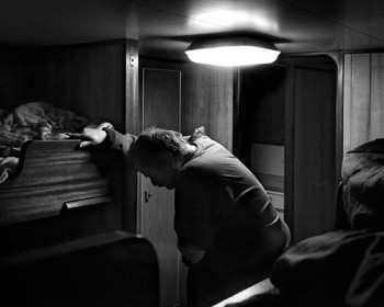 Marin pêcheur.. Deux mots qui suscitent tant de sentiments divers chez les gens de terre... Respect, admiration pour cette liberté, ce courage, mais aussi souvent peur et angoisse. Sont-ils fous ou désepérés pour risquer ainsi leurs vies quotidiennement ? Non, justes passionnés par leur métier, la mer est leur grande histoire d'amour.Le salaire de la peur des forcats de la mer, le journaliste avait raison.Ces photographies réalisées au cours de plusieurs marées à bord du Yannick, chalutier cherbourgeois, vous décrivent l'histoire d'un navire, d'un équipage, d'une famille. Vous embarquez à leurs côtés et découvrez leurs conditions de travail, la tempête, la fatigue, et, au détour d'une image, un sourire.Sophie LeroyDirectice de l'Armement Cherbourgeois