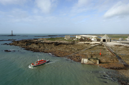 La station est idéalement située à la pointe du nord Cotentin sur la commune d'Auderville.Située aux abords du Raz Blanchard , à 10 miles nautique d'Aurigny et des Iles Anglo-Normandes, le rayon d'action de la station est vaste et se situe de la pointe de Flamanville coté ouest jusqu'au cap Lévy dans l'est.L'abri a une architecture unique en France et sa spécificité réside sur le fait que l'ensemble canot chariot (soit presque 30 tonnes au total ) pivote sur un axe d'une cale à l'autre afin d'être opérationnel  24 heures sur 24 et 365 jours par an quelque soit la marée et les conditions météorologiques.