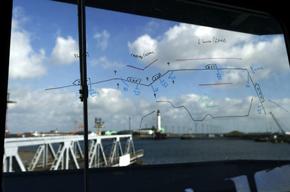Ces oiseaux de mer étaient à l'origine conçus principalement pour la surveillance des pêches dans la zone économique, mais leurs missions se sont depuis considérablement diversifiées. Au titre de garde-côte, qui leur vaut les bandes tricolores inclinées qu'arborent tous les patrouilleurs de l'Etat, ils participent à la détection des trafics illicites et à la lutte antitérroriste.