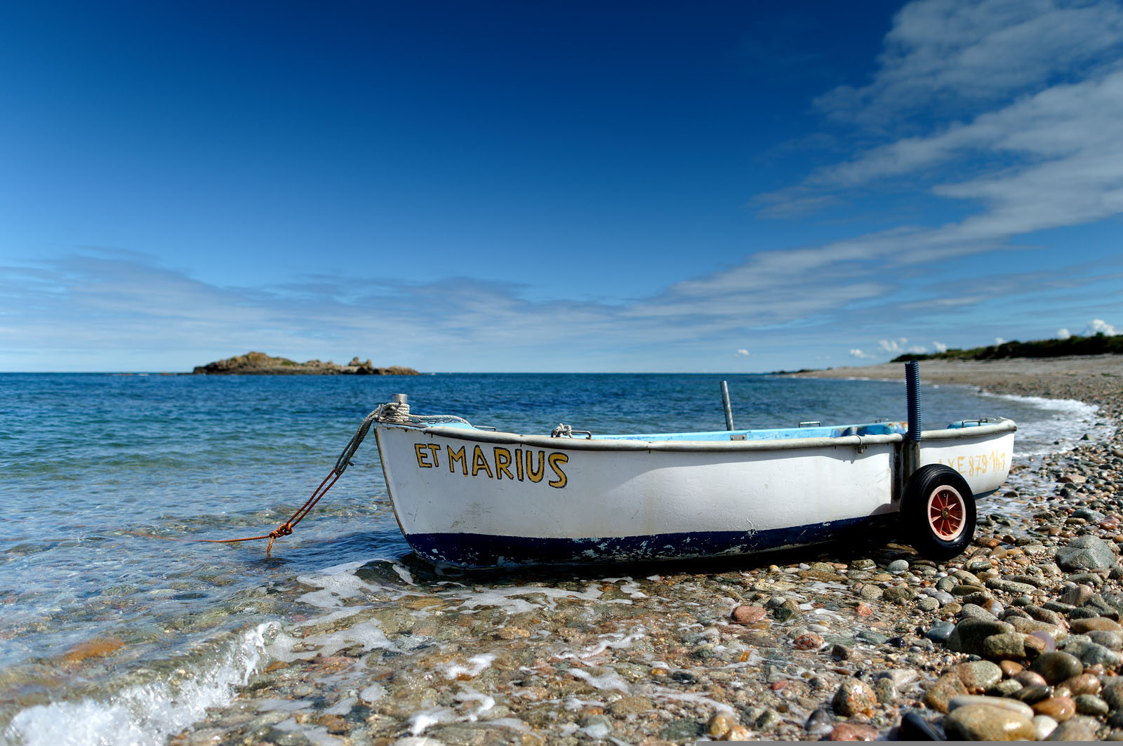 A l’ouest du Cotentin (Manche), la Hague est une terre de contrastes et de lumières, une région sauvage et préservée. Le mot Hague est un ancien terme dialectal normand. Il est issu du vieux norois qui signifie «enclos, terrain clos».La Hague présente un littoral varié : falaises abruptes (entre Urville-Nacqueville et Omonville-la-Rogue, et entre Auderville et Vauville), au pied desquelles se trouve une succession de baies, grandes plages (Urville-Nacqueville et à Vauville), d'îlots et platiers rocheux (cap de la Hague,pointe de Jardeheu..), des massifs dunaires (Biville), des grèves de galets (Anse Saint-Martin), des marais arrière-littoraux (Mare de Vauville) et des vallons boisés (Hubiland, Sabine…). La côte est également agrémentée de petits ports (Goury, le Houguet, Port Racine, Port du Hâble…) et de mouillages.La péninsule haguaise est principalement un pays de landes et de bocage, à l'intérieur des terres, formées de fougères, bruyères, genêts et ajoncs.
