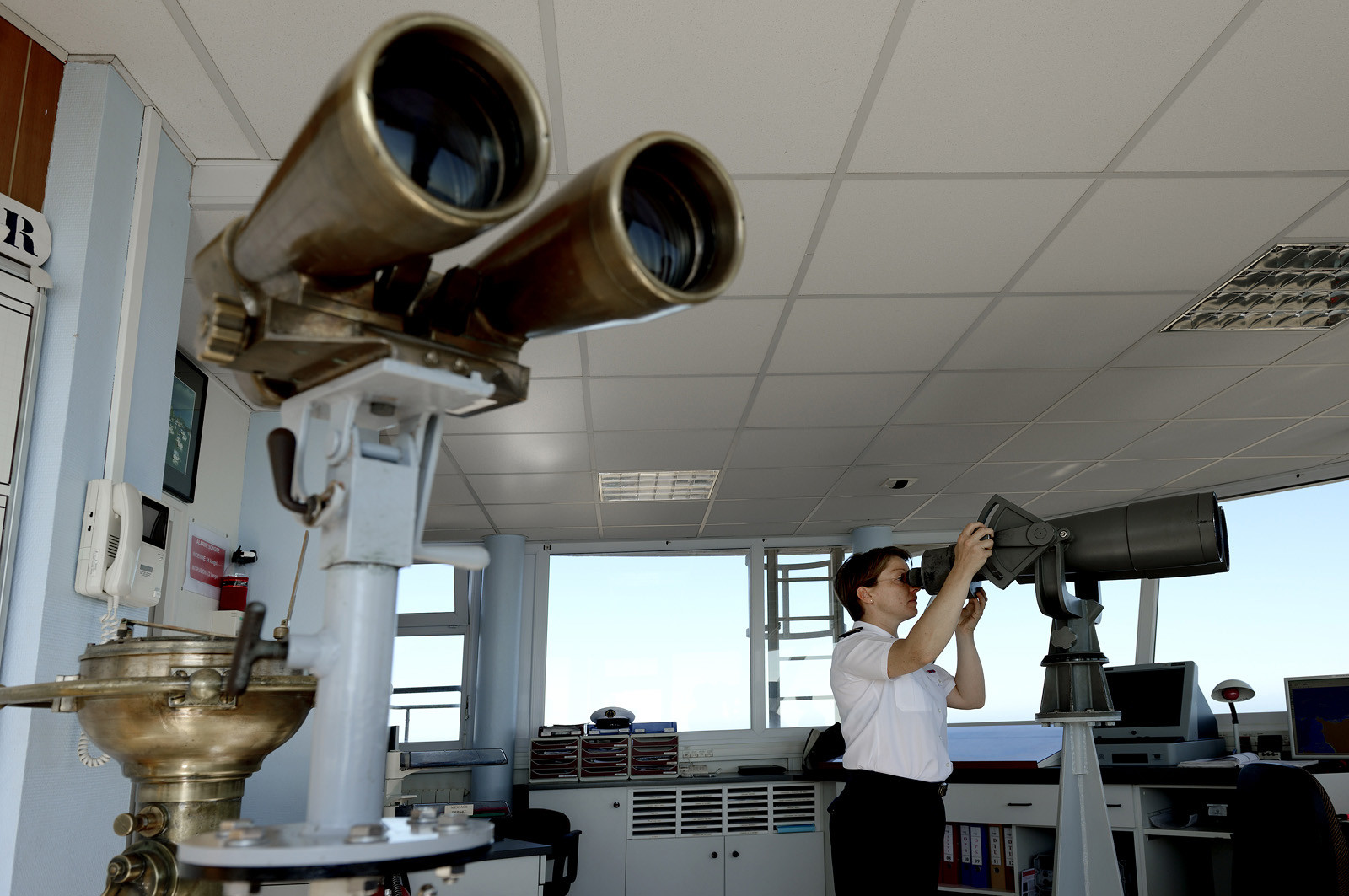 Sémaphore de BarfleurL'implantation des sémaphores en des points remarquables de la côte et leurs capacités opérationnelles de veille optique et radar les conduisent tout naturellement à participer activement à des missions plus générales relevant de la fonction de garde-côte.Au quotidien, les sémaphores restent un lien direct et simple entre les navigateurs côtiers, plaisanciers comme professionnels, et la terre. Leur présence rassure et ils sont en permanence sollicités pour des informations de toutes natures ou des précisions quant aux prévisions météorologiques locales.