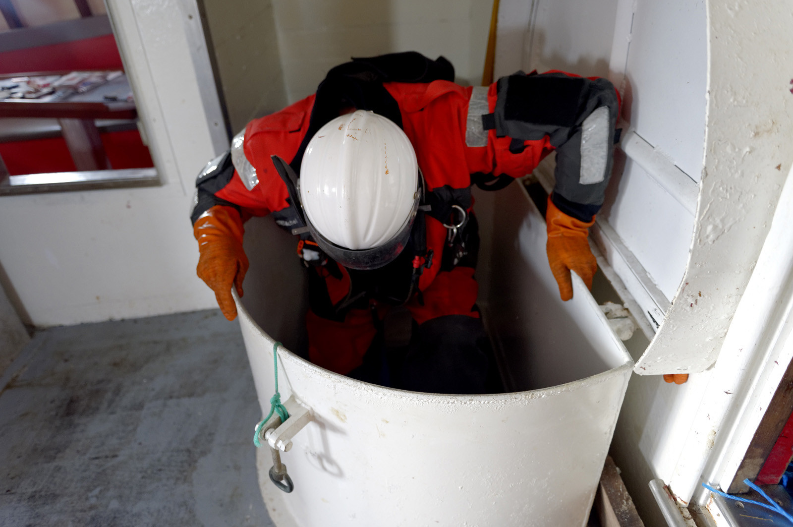 Construit à Cherbourg-en-Cotentin par les Constructions Mécaniques de Normandie (CMN), le PAM Thémis (Patrouilleurs des Affaires Maritimes) renforce le dispositif de surveillance de la zone Manche-Mer du Nord où, outre ses missions de contrôle des pêches, il participe à la permanence opérationnelle établie sous l'autorité du préfet maritime dans le cadre de la fonction de garde-côte.