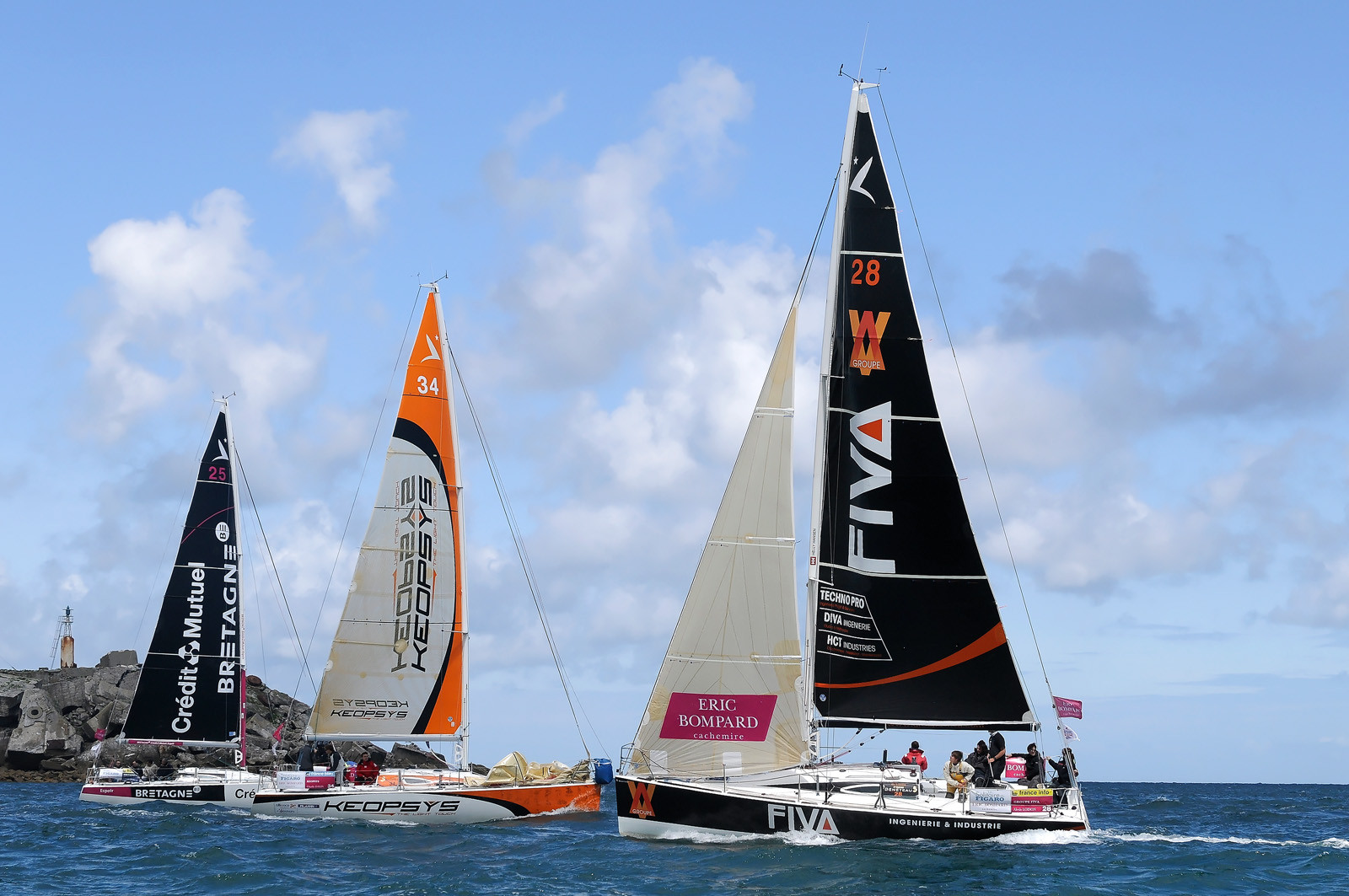 La rade de Cherbourg-en-Cotentin, qui figure parmi les plus grandes rades atificielles au monde, offre aux passionnés, débutants ou confirmés, la possibilité de pratiquer voile, aviron de mer, surf, kayak, ski nautique, funboard, plongée, kitesurf, waveski…