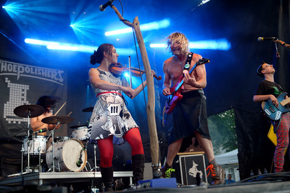 The ShoepolishersLes cireurs de pompe, dans la langue de Molière, n'en sont pas à leur coup d'essai. Avec pas moins de quatre albums dont un double live et un DVD vendu à plus de 10 000 exemplaires à leur actif, les Shoepolishers ont usé leurs savates sur une ribambelle de scènes et de festivals qu'ils ont peine à dénombrer. Leur musique, savant mélange folk rock agrémenté de consonances celtiques aux paroles un brin délirantes, constitue une invitation pour Blairoland. Ce monde fictif, peuplé de farfelus personnages dans un imaginaire conçu de toutes pièces, répand une énergie aussi électrisante que contagieuse sur scène. (http:  www.shoepolishers.fr)