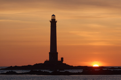 Le phare de Goury, situé sur la commune d'Auderville (Manche) et mis en service en 1837, signale l'un des courants de marée les plus forts d'Europe : le Raz Blanchard. Il est inscrit aux monuments historiques depuis 2009.