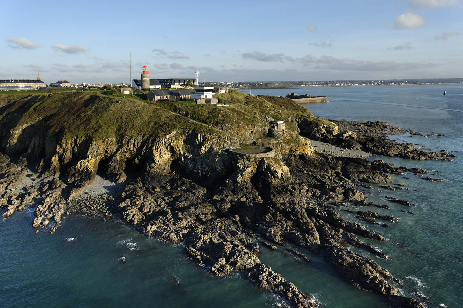 Sémaphore de Granville$L'implantation des sémaphores en des points remarquables de la côte et leurs capacités opérationnelles de veille optique et radar les conduisent tout naturellement à participer activement à des missions plus générales relevant de la fonction de garde-côte.Au quotidien, les sémaphores restent un lien direct et simple entre les navigateurs côtiers, plaisanciers comme professionnels, et la terre. Leur présence rassure et ils sont en permanence sollicités pour des informations de toutes natures ou des précisions quant aux prévisions météorologiques locales.