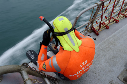 La station est idéalement située à la pointe du nord Cotentin sur la commune d'Auderville.Située aux abords du Raz Blanchard , à 10 miles nautique d'Aurigny et des Iles Anglo-Normandes, le rayon d'action de la station est vaste et se situe de la pointe de Flamanville coté ouest jusqu'au cap Lévy dans l'est.L'abri a une architecture unique en France et sa spécificité réside sur le fait que l'ensemble canot chariot (soit presque 30 tonnes au total ) pivote sur un axe d'une cale à l'autre afin d'être opérationnel  24 heures sur 24 et 365 jours par an quelque soit la marée et les conditions météorologiques.