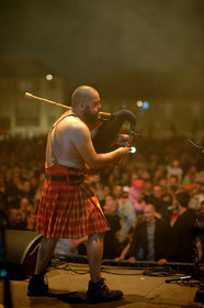 GOULAMAS'K voit le jour en 1999 dans la garrigue de Béziers. Dès les 1ers concerts, la couleur est donnée : un ska rock teinté de reggae punk, chanté en français, occitan, catalan et castillan, les langues natales des musiciens. Un des credo du groupe est la revendication et la reconnaissance de la diversité des langues et des cultures. Le nom même du groupe est tiré du mot occitan golamas (très usité dans la région du groupe et qui désigne quelqu'un de négligé, brouillon…). http:  www.goulamas-k.com