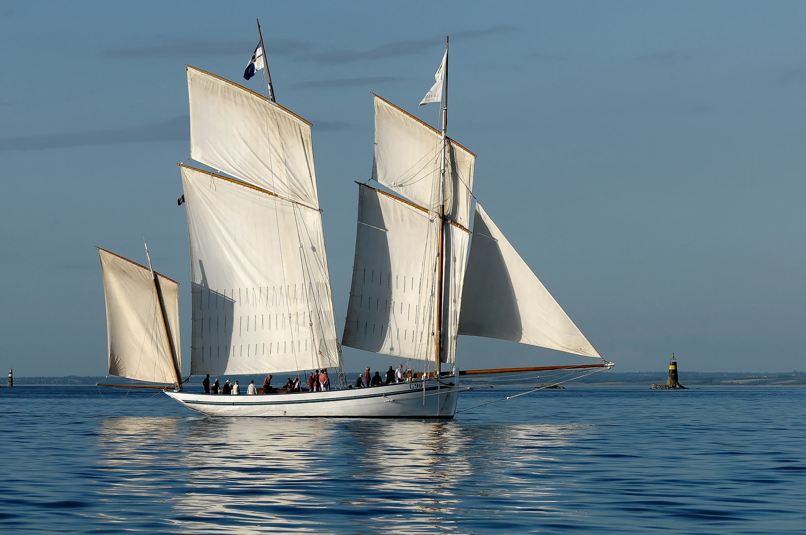 La rade de Cherbourg-en-Cotentin, qui figure parmi les plus grandes rades atificielles au monde, offre aux passionnés, débutants ou confirmés, la possibilité de pratiquer voile, aviron de mer, surf, kayak, ski nautique, funboard, plongée, kitesurf, waveski…