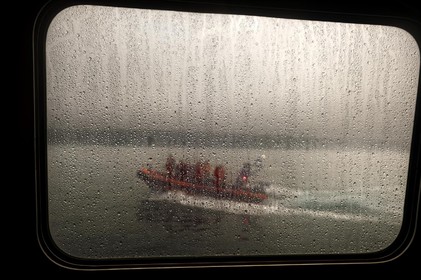 La société nationale de sauvetage en mer est une des expressions les plus abouties de la solidarité des gens de mer face aux drames et accidents maritimes à proximité de nos côtes.La SNSM actuelle est née en 1967, mais depuis plus d'un siècle et demi, des bénévoles issus du monde maritime professionnel et, de plus en plus désormais, d'autres milieux s'investissent localement pour apporter une aide irremplaçable aux usagers de la mer. Association reconnue d'utilité publique dont la mission première est le sauvetage des personnes en danger en mer, la SNSM exerce trois types d'activités : le sauvetage en mer proprement dit, la formation des nageurs sauveteurs saisonniers et la prévention des risques nautiques.Nous avons coutume de dire de nos équipages qu'ils donnent tout et ne prennent rien..sauf les risquesXavier de la Gorce , Président de la SNSM