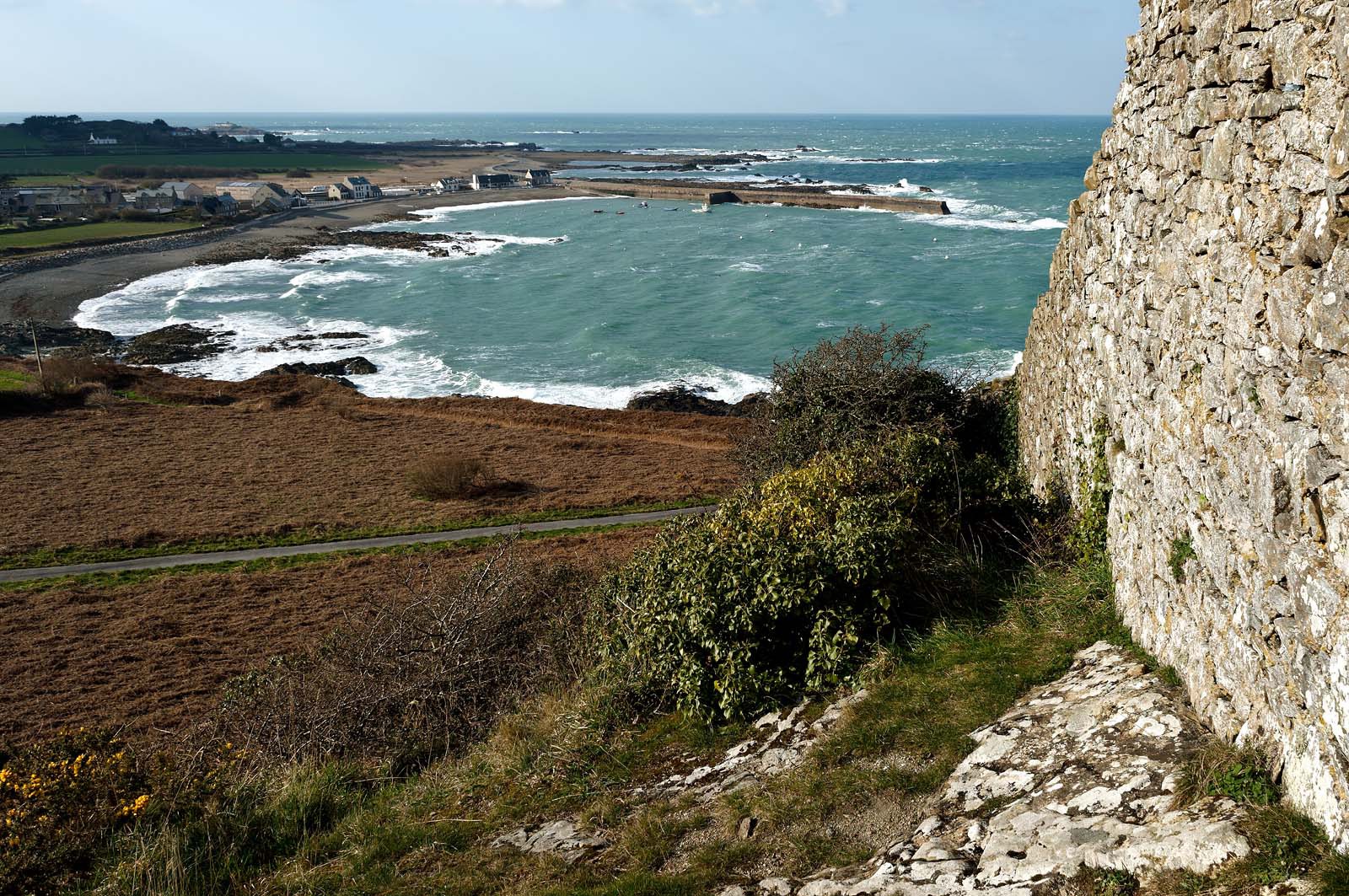 Le village d’Omonville la Rogue, situé sur la route côtière qui relie Cherbourg au cap de la Hague, s’étire au creux d’un vallon. Ses nombreuses petites rues et ruelles, sont bordées de solides maisons de granit, souvent couvertes en pierre.Les promenades conduisent bien souvent vers le Hâble, nom donné au port, un des plus beaux et des plus anciens de la région, dominé par un fort datant du début du XV siècle,