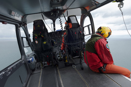 Particulièrement visibles et reconnaissables, les EC 145 de la sécurité civile sont rouge et jaune et ont pour indicatif radio leur nom de famille Dragon, suivi du numéro de département dans lequel ils sont stationnés. Le positionnement de Dragon 50, basé à Granville, à l'ouvert de la Baie du Mont-Saint-Michel ne doit rien au hasard. Il constitue en effet un élément central du dispositif mis en oeuvre pour sécuriser la Baie face aux dangers que représentent ses célèbres mais redoutables marées. Chaque année, plusieurs dizaines de personnes, promeneurs ou pêcheurs à pieds, lui doivent d'avoir été tirées d'un très mauvais pas, voire sauvées d'une mort certaine.