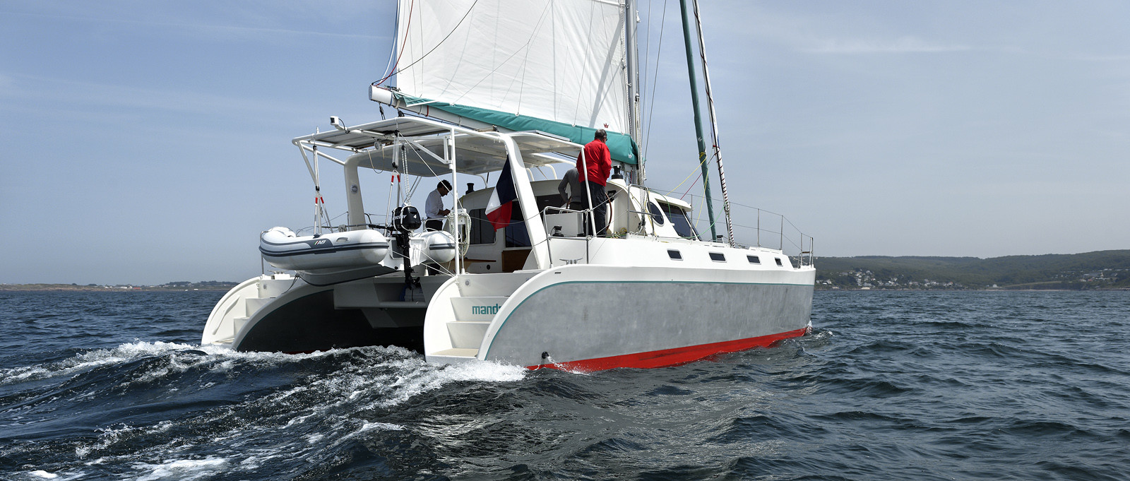 La rade de Cherbourg-en-Cotentin, qui figure parmi les plus grandes rades atificielles au monde, offre aux passionnés, débutants ou confirmés, la possibilité de pratiquer voile, aviron de mer, surf, kayak, ski nautique, funboard, plongée, kitesurf, waveski…