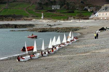 Le village d’Omonville la Rogue, situé sur la route côtière qui relie Cherbourg au cap de la Hague, s’étire au creux d’un vallon. Ses nombreuses petites rues et ruelles, sont bordées de solides maisons de granit, souvent couvertes en pierre.Les promenades conduisent bien souvent vers le Hâble, nom donné au port, un des plus beaux et des plus anciens de la région, dominé par un fort datant du début du XV siècle,