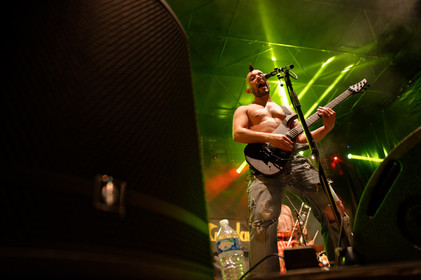 GOULAMAS'K voit le jour en 1999 dans la garrigue de Béziers. Dès les 1ers concerts, la couleur est donnée : un ska rock teinté de reggae punk, chanté en français, occitan, catalan et castillan, les langues natales des musiciens. Un des credo du groupe est la revendication et la reconnaissance de la diversité des langues et des cultures. Le nom même du groupe est tiré du mot occitan golamas (très usité dans la région du groupe et qui désigne quelqu'un de négligé, brouillon…). http:  www.goulamas-k.com