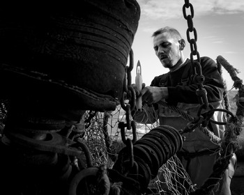 Marin pêcheur.. Deux mots qui suscitent tant de sentiments divers chez les gens de terre... Respect, admiration pour cette liberté, ce courage, mais aussi souvent peur et angoisse. Sont-ils fous ou désepérés pour risquer ainsi leurs vies quotidiennement ? Non, justes passionnés par leur métier, la mer est leur grande histoire d'amour.Le salaire de la peur des forcats de la mer, le journaliste avait raison.Ces photographies réalisées au cours de plusieurs marées à bord du Yannick, chalutier cherbourgeois, vous décrivent l'histoire d'un navire, d'un équipage, d'une famille. Vous embarquez à leurs côtés et découvrez leurs conditions de travail, la tempête, la fatigue, et, au détour d'une image, un sourire.Sophie LeroyDirectice de l'Armement Cherbourgeois