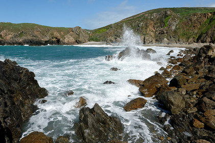 Cette baie bien abritée est une plage de galets et de sable fin, et tire son nom des moulins qui existaient autrefois dans la vallée qui la surplombe (écailler le grain). Les roches de l'anse de Cul Rond figurent parmi les plus anciennes de France : plus de 2 milliards d'années.