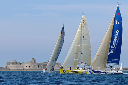 La rade de Cherbourg-en-Cotentin, qui figure parmi les plus grandes rades atificielles au monde, offre aux passionnés, débutants ou confirmés, la possibilité de pratiquer voile, aviron de mer, surf, kayak, ski nautique, funboard, plongée, kitesurf, waveski…