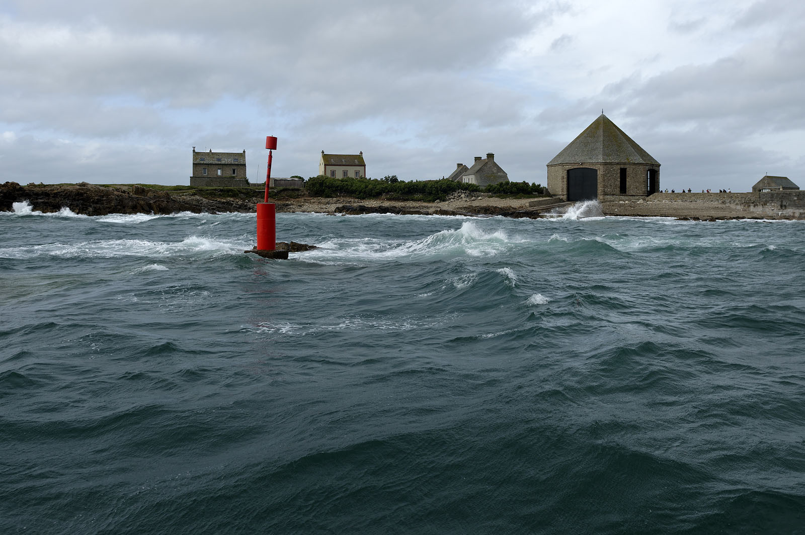 La station est idéalement située à la pointe du nord Cotentin sur la commune d'Auderville.Située aux abords du Raz Blanchard , à 10 miles nautique d'Aurigny et des Iles Anglo-Normandes, le rayon d'action de la station est vaste et se situe de la pointe de Flamanville coté ouest jusqu'au cap Lévy dans l'est.L'abri a une architecture unique en France et sa spécificité réside sur le fait que l'ensemble canot chariot (soit presque 30 tonnes au total ) pivote sur un axe d'une cale à l'autre afin d'être opérationnel  24 heures sur 24 et 365 jours par an quelque soit la marée et les conditions météorologiques.
