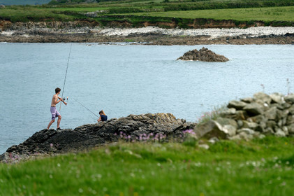 A l’ouest du Cotentin (Manche), la Hague est une terre de contrastes et de lumières, une région sauvage et préservée. Le mot Hague est un ancien terme dialectal normand. Il est issu du vieux norois qui signifie «enclos, terrain clos».La Hague présente un littoral varié : falaises abruptes (entre Urville-Nacqueville et Omonville-la-Rogue, et entre Auderville et Vauville), au pied desquelles se trouve une succession de baies, grandes plages (Urville-Nacqueville et à Vauville), d'îlots et platiers rocheux (cap de la Hague,pointe de Jardeheu..), des massifs dunaires (Biville), des grèves de galets (Anse Saint-Martin), des marais arrière-littoraux (Mare de Vauville) et des vallons boisés (Hubiland, Sabine…). La côte est également agrémentée de petits ports (Goury, le Houguet, Port Racine, Port du Hâble…) et de mouillages.La péninsule haguaise est principalement un pays de landes et de bocage, à l'intérieur des terres, formées de fougères, bruyères, genêts et ajoncs.