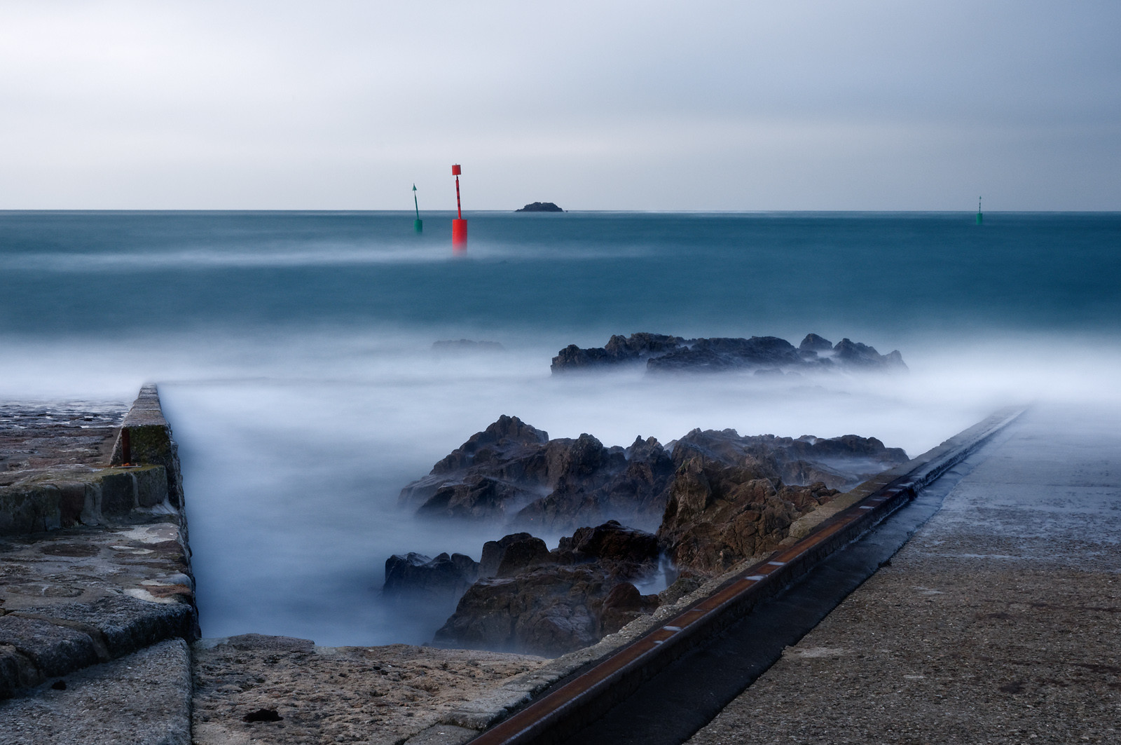 GouryA l’ouest du Cotentin (Manche), la Hague est une terre de contrastes et de lumières, une région sauvage et préservée. Le mot Hague est un ancien terme dialectal normand. Il est issu du vieux norois qui signifie «enclos, terrain clos».La Hague présente un littoral varié : falaises abruptes (entre Urville-Nacqueville et Omonville-la-Rogue, et entre Auderville et Vauville), au pied desquelles se trouve une succession de baies, grandes plages (Urville-Nacqueville et à Vauville), d'îlots et platiers rocheux (cap de la Hague,pointe de Jardeheu..), des massifs dunaires (Biville), des grèves de galets (Anse Saint-Martin), des marais arrière-littoraux (Mare de Vauville) et des vallons boisés (Hubiland, Sabine…). La côte est également agrémentée de petits ports (Goury, le Houguet, Port Racine, Port du Hâble…) et de mouillages.La péninsule haguaise est principalement un pays de landes et de bocage, à l'intérieur des terres, formées de fougères, bruyères, genêts et ajoncs.