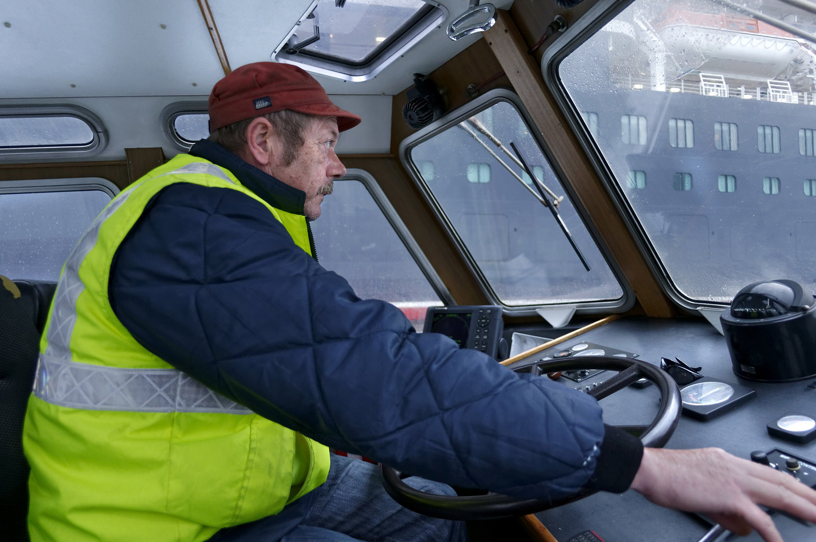 Une manoeuvre réussie est une catastrophe évitée de justesse dit-on.Une formule sans doute excessive mais qui a le mérite de maintenir à l'esprit de chacun qu'il n'existe pas de routine quand il s'agit de manoeuvrer des géants de plusieurs dizaines de milliers de tonnes dans les écluses et les bassins portuaires avec une précision de l'ordre du mètre. Tout l'art du pilote, fin connaisseur des lieux et de leurs pièges, est d'appréhender rapidement le comportement et les capacités manoeuvrières d'un navire inconnu. C'est à lui en effet qu'il appartient de conseiller le pacha pour la bonne réalisation de ce qui reste l'une des phases les plus délicates de l'expédition maritime : l'entrée en port puis l'accostage.