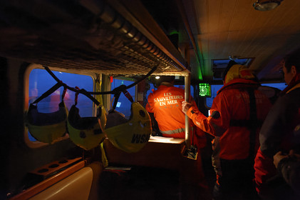 La station est idéalement située à la pointe du nord Cotentin sur la commune d'Auderville.Située aux abords du Raz Blanchard , à 10 miles nautique d'Aurigny et des Iles Anglo-Normandes, le rayon d'action de la station est vaste et se situe de la pointe de Flamanville coté ouest jusqu'au cap Lévy dans l'est.L'abri a une architecture unique en France et sa spécificité réside sur le fait que l'ensemble canot chariot (soit presque 30 tonnes au total ) pivote sur un axe d'une cale à l'autre afin d'être opérationnel  24 heures sur 24 et 365 jours par an quelque soit la marée et les conditions météorologiques.