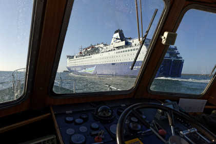 Une manoeuvre réussie est une catastrophe évitée de justesse dit-on.Une formule sans doute excessive mais qui a le mérite de maintenir à l'esprit de chacun qu'il n'existe pas de routine quand il s'agit de manoeuvrer des géants de plusieurs dizaines de milliers de tonnes dans les écluses et les bassins portuaires avec une précision de l'ordre du mètre. Tout l'art du pilote, fin connaisseur des lieux et de leurs pièges, est d'appréhender rapidement le comportement et les capacités manoeuvrières d'un navire inconnu. C'est à lui en effet qu'il appartient de conseiller le pacha pour la bonne réalisation de ce qui reste l'une des phases les plus délicates de l'expédition maritime : l'entrée en port puis l'accostage.