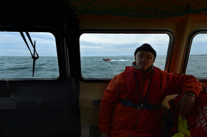 La société nationale de sauvetage en mer est une des expressions les plus abouties de la solidarité des gens de mer face aux drames et accidents maritimes à proximité de nos côtes.La SNSM actuelle est née en 1967, mais depuis plus d'un siècle et demi, des bénévoles issus du monde maritime professionnel et, de plus en plus désormais, d'autres milieux s'investissent localement pour apporter une aide irremplaçable aux usagers de la mer. Association reconnue d'utilité publique dont la mission première est le sauvetage des personnes en danger en mer, la SNSM exerce trois types d'activités : le sauvetage en mer proprement dit, la formation des nageurs sauveteurs saisonniers et la prévention des risques nautiques.Nous avons coutume de dire de nos équipages qu'ils donnent tout et ne prennent rien..sauf les risquesXavier de la Gorce , Président de la SNSM