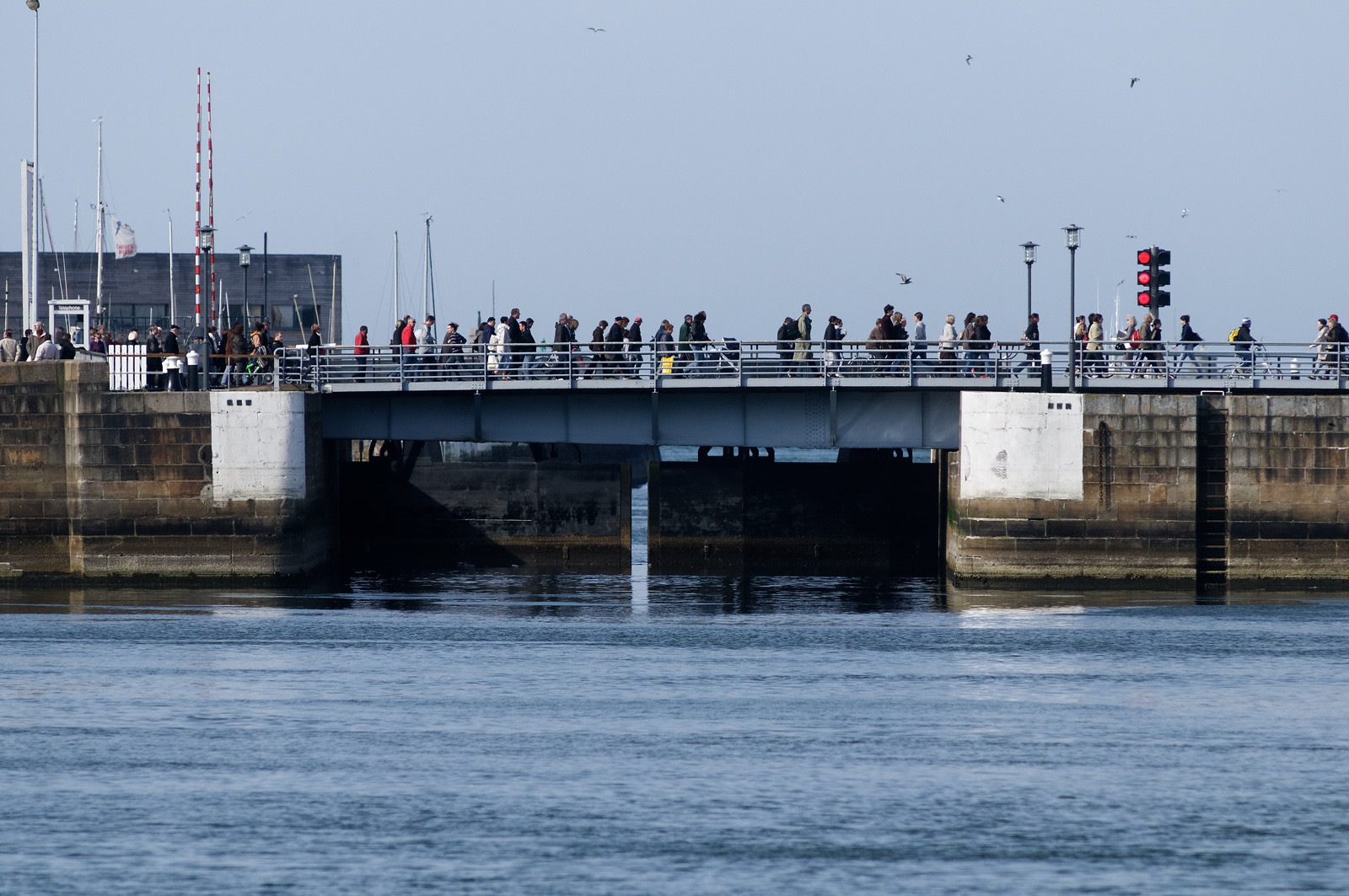 Une ville résolument tournée vers la mer.Cherbourg-en-Cotentin est située dans la presqu'île du Cotentin, à la pointe Ouest de la Normandie. (ville-cherbourg.fr)Un lieu incontournable en Normandie : La Cité de la Mer (http:  www.citedelamer.com)